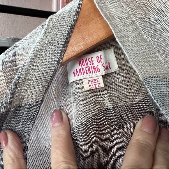 House of Wandering Silk fine linen overlay/cape in gray/white. OS - Picture 4 of 4
